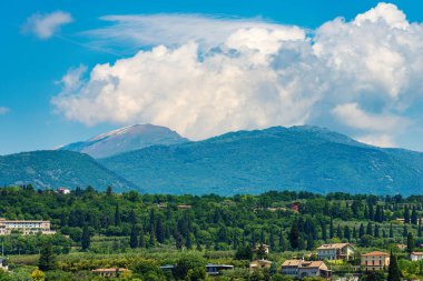 Monte Baldo Dağları manzaralı küçük Bardolino köyü, Garda Gölü kıyısındaki turizm beldesi, Veneto, İtalya, güney Avrupa.