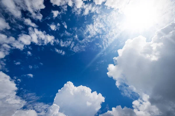 Hermoso Cielo Azul Con Nubes Cúmulos Blancos Rayos Sol Rayos —  Fotos de Stock