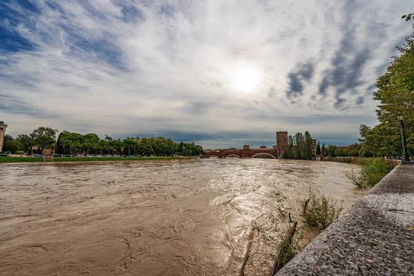 Річка Адіж Затопила Місто Верона Після Декількох Сильних Штормів Замок — стокове фото