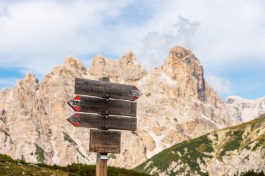 Sesto ya da Tre Cime di Lavaredo 'nun önündeki Sexten Dolomites' te yön işaretleri. Arka planda Monte Rudo Dağı ve Croda dei Rondoi Dağı, Trentino-Alto Adige, İtalya, Avrupa.