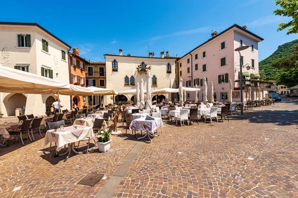 Garda Italië Mei 2021 Buitenshuis Restaurants Oude Huizen Een Zonnige — Stockfoto