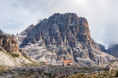 Sesto 'daki Alp Dağı Kulübesi ya da Tre Cime di Lavaredo' nun önündeki Rifugio Antonio Locatelli adında Sexteen Dolomites. Tre Scarperi 'nin sıradağları. Bolzano, Dobbiaco, Trentino-Alto Adige, İtalya.