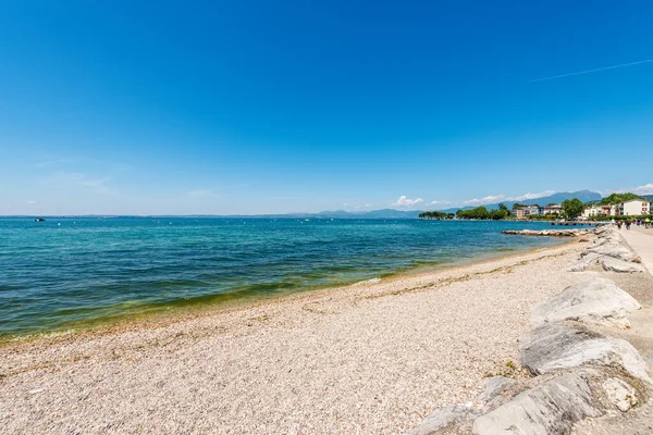 美丽的空旷海滩和巴尔多里诺村的湖滨 加尔达湖畔的旅游胜地 拉戈迪加尔达湖 维罗纳省 意大利威尼托 是伦巴第海岸的背景 — 图库照片