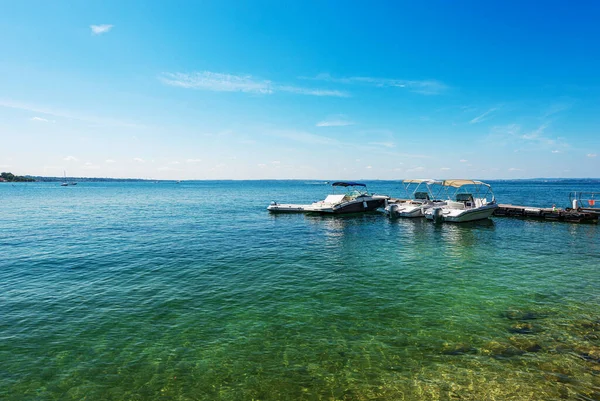 Garda Lago Garda Partján Bardolino Falu Előtt Horgonyzó Kis Motorcsónakok — Stock Fotó