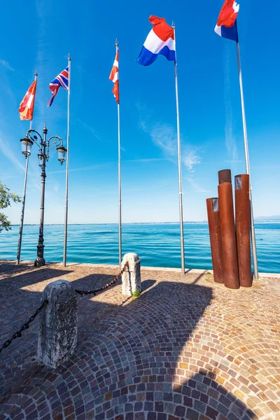 Marina Małej Miejscowości Lazise Ośrodek Turystyczny Wybrzeżu Jeziora Garda Lago — Zdjęcie stockowe