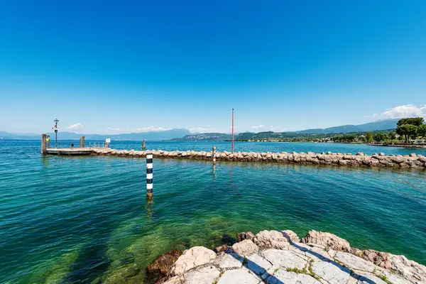 Komphajó Állomás Bejárata Kis Kikötő Cisano Turisztikai Üdülőhely Tengerparton Garda — Stock Fotó