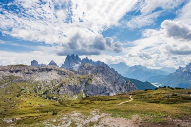 Cadini di Misurina ve Sorapiss dağları, Tre Cime di Lavaredo 'dan veya Drei Zinnen, Sesto, Braies ve Ampezzo Dolomites' den. Auronzo di Cadore, Belluno ili, Veneto, İtalya, Avrupa. 