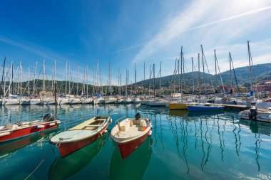 Küçük Lerici kasabasının limanı. Birçok yelkenli gemi demirlemiş. Akdeniz, Ligurya, İtalya, Güney Avrupa Körfezi kıyısındaki turizm beldesi.