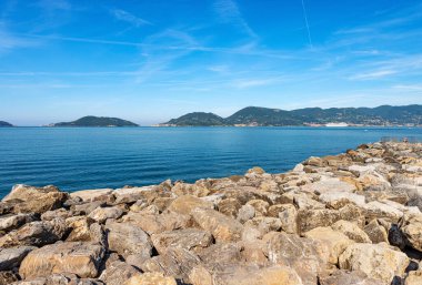 Lerici Limanı 'ndan La Spezia Körfezi manzaralı, ufukta Porto Venere, Portovenere, Tino ve Palmaria adaları görünüyor. Akdeniz, Ligurya, İtalya, Güney Avrupa.