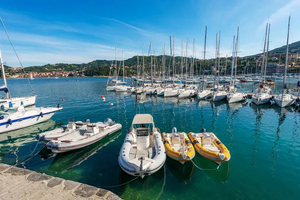 Haven Van Kleine Lerici Stad Met Veel Boten Afgemeerd Toeristische — Stockfoto