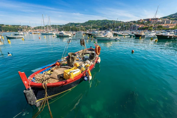 Kleines Rotes Und Schwarzes Fischerboot Vor Anker Hafen Von Lerici — Stockfoto