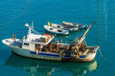 Eski balıkçı teknesi ve Lerici Limanı 'na demirlemiş üç ahşap kayık, Akdeniz, Ligurya, İtalya, Avrupa, La Spezia Körfezi kıyısındaki turizm beldesi.