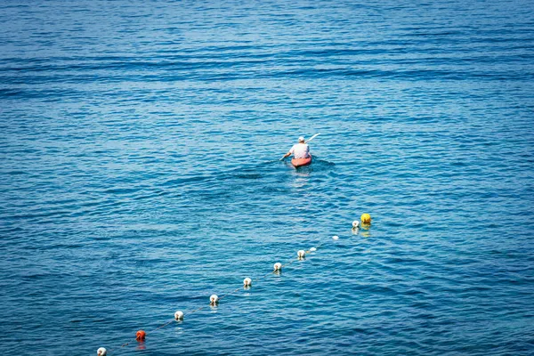 Adult Man Hat Shirt Paddle Blue Mediterranean Sea Red Kayak — Stock Photo, Image