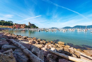 Lerici limanında bir sürü eğlence teknesi demirlemiş. La Spezia Körfezi, Liguria, Akdeniz, İtalya, Güney Avrupa kıyısındaki turizm beldesi. Ufukta Porto Venere köyü var..