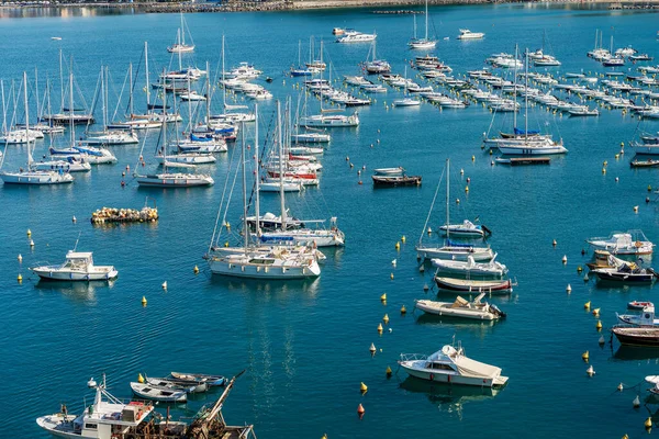 Grande Gruppo Imbarcazioni Diporto Ormeggiate Nel Porto Del Piccolo Borgo — Foto Stock