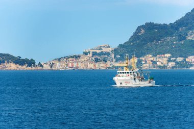 LA SPEZIA, İtalya - 21 Temmuz 2020: İtalyan gemisi Leonardo A 5301, NATO Sahil Araştırma Gemisi (CRV), sualtı çevre ve akustik deneyleri. La Spezia Körfezi, Liguria, İtalya, Avrupa.