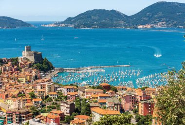 Lerici ve Porto Venere, La Spezia Körfezi, Akdeniz, Ligurya, İtalya, güney Avrupa kıyısındaki Porto Venere tatil beldeleri. Palmaria adasında.