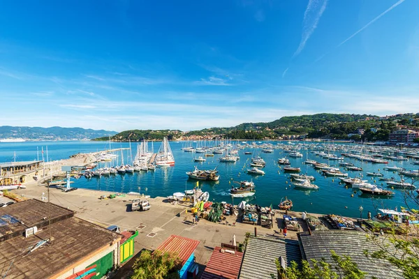 多くのレクリエーションボートが係留され サンTerenzoの村とLericiの港 スペツィア湾沿岸の観光地 リグーリア州 地中海 イタリア 南ヨーロッパ — ストック写真