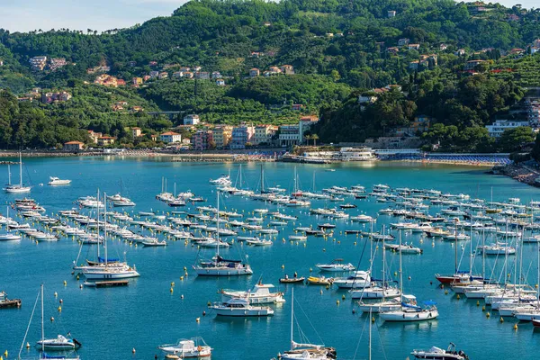 Porto Con Numerose Imbarcazioni Diporto Ormeggiate Spiagge Del Piccolo Borgo — Foto Stock
