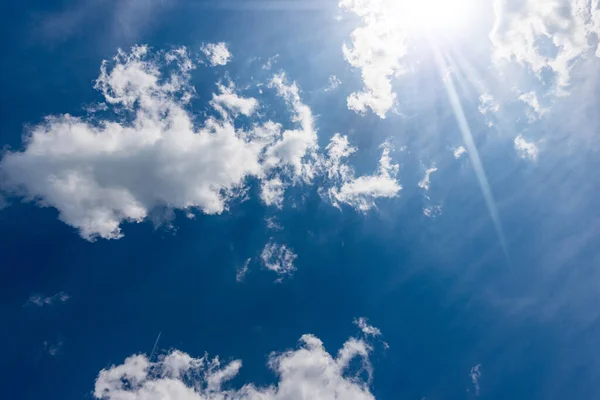 Hermoso Cielo Azul Con Nubes Cúmulos Blancos Rayos Sol Rayos —  Fotos de Stock