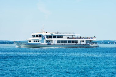 BARDOLINO, İtalya - 26 Mayıs 2021: Garda Gölü 'ndeki Bardolino köyünün (Lago di Garda) önünde Baldo adlı beyaz feribot, Veneto, İtalya, Avrupa.