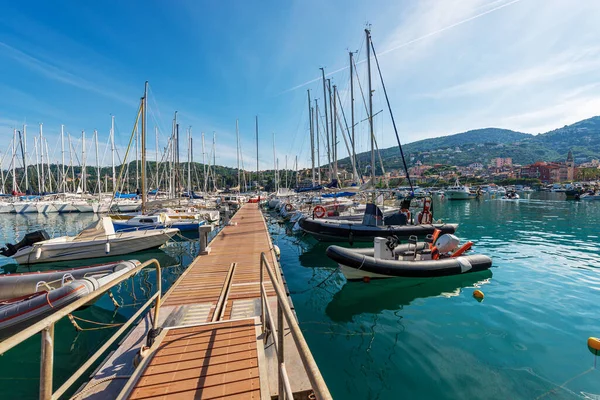 拉斯皮西亚湾沿岸 地中海 意大利利古里亚 南欧的旅游胜地Lerici小镇有许多游船停泊在港口 — 图库照片