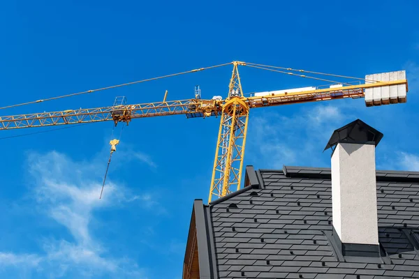 Baustelle Mit Orangefarbenem Turmdrehkran Und Einer Großaufnahme Des Daches Eines — Stockfoto