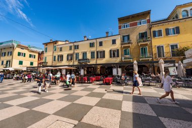 LAZISE, İtalya - 26 Mayıs 2021: Lazise Köyü 'nün ana meydanı, Piazza Vittorio Emanuele. Garda Gölü kıyısındaki turizm beldesi (Lago di Garda). Verona ili, Veneto, İtalya, Güney Avrupa.