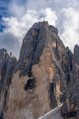 Drei Zinnen veya Tre Cime di Lavaredo 'nun (Lavaredo' nun üç tepesi) kuzey yamacı, Dolomitlerin ünlü dağ zirveleri, UNESCO dünya mirası alanı, Trentino-Alto Adige, Veneto, İtalya, Avrupa.