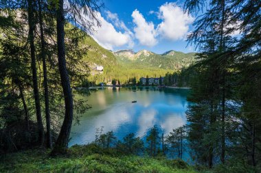 Lago di Braies veya Pragser Wildsee, Braies Vadisi 'ndeki küçük alp güzel gölü, Dolomitler, UNESCO dünya mirası alanı, Güney Tyrol, Trentino-Alto Adige, Bolzano bölgesi, İtalya, Avrupa.