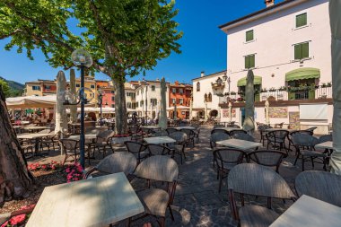 GARDA, İtalya - 26 Mayıs 2021: Restoranlar ve turistlerle Garda Town 'un (Piazza Catullo) ana meydanı. Garda Gölü kıyısındaki turizm beldesi (Lago di Garda). Verona ili, Veneto, İtalya