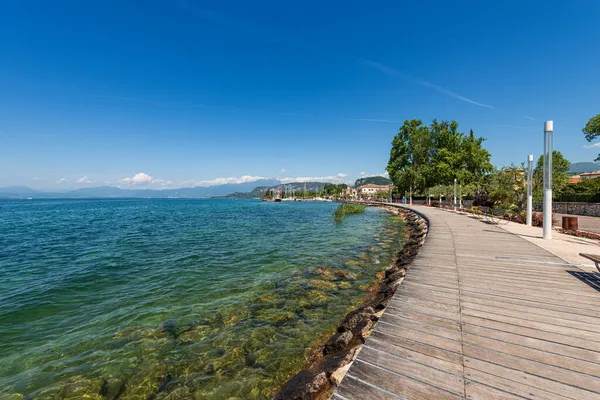 Lakefront Van Het Kleine Bardolino Dorp Met Haven Toeristische Badplaats — Stockfoto