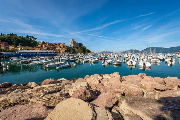 多くのボートと古代城 1152 1555 とレリチの町の港 地中海沿岸の観光地 リグーリア海 スペツィア湾 イタリア ヨーロッパ — ストック写真