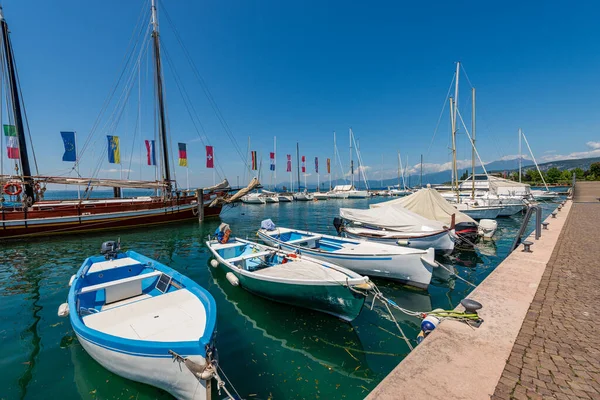Garda Gölü Kıyısında Lago Garda Demirlemiş Çok Sayıda Teknesi Turistik — Stok fotoğraf