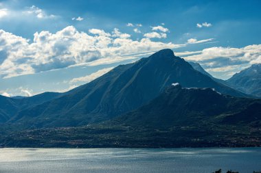 Garda Gölü (Lago di Garda) ve İtalyan Alpleri 'nin havadan görünüşü, Monte Pizzocolo' nun dağ zirvesi, Napolyon, Lombardiya kıyıları, Brescia, İtalya, Avrupa