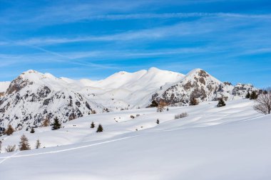 Monte Carega 'nın kışın karla kaplı dağ sırası, Altopiano della Lessinia' dan (Lessinia Platosu) küçük Dolomitler manzarası olarak adlandırılır. Malga San Giorgio, Verona, Veneto, İtalya, Avrupa