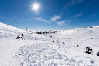 Malga San Giorgio, kışın kar altında kayak merkezi. Lessinia Plateau (Altopiano della Lessinia), Regional Natural Park, Bosco Chiesanuova Belediyesi, Verona ili, Veneto, İtalya, Avrupa