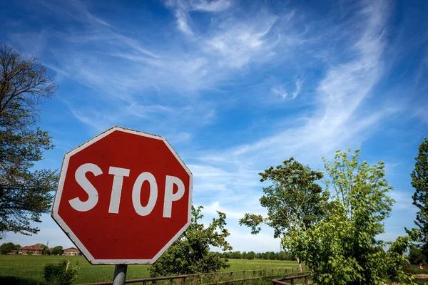 Nahaufnahme Eines Stop Road Schildes Blauen Himmel Mit Wolken Und — Stockfoto