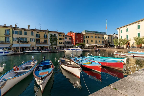 Petit Port Village Lazise Avec Des Bateaux Pêche Station Touristique — Photo