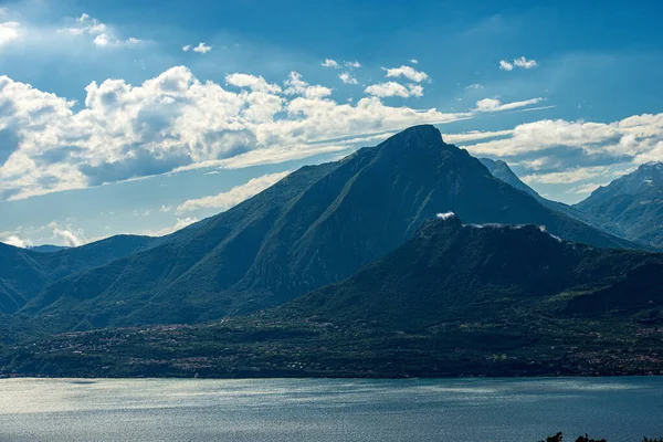 Flygfoto Över Gardasjön Lago Garda Och Italienska Alperna Bergstopp Monte — Stockfoto