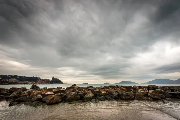 海と崖と冬のルリチの町 スペツィア湾は 詩人湾 リグーリア州 イタリア ヨーロッパとも呼ばれる 地平線では パルマリア島とティノ島 ポルト ヴェネレ — ストック写真