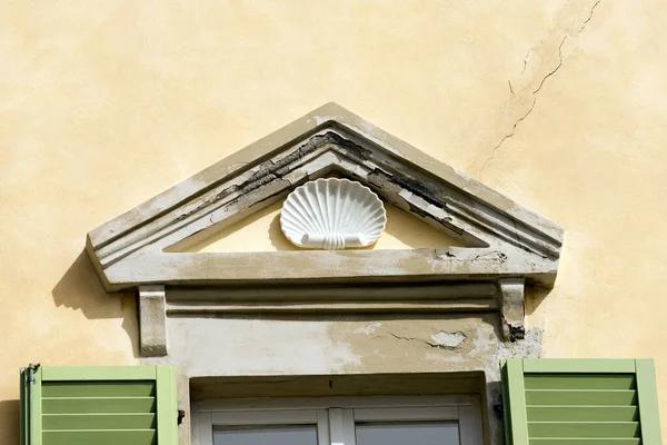 Primer Plano Una Casa Con Pared Agrietada Persianas Madera Primera — Foto de Stock