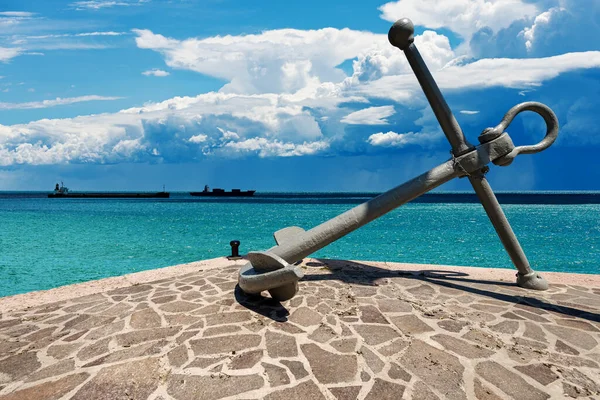 Groot Anker Aan Kust Van Zee Met Prachtige Zeegezicht Achtergrond — Stockfoto