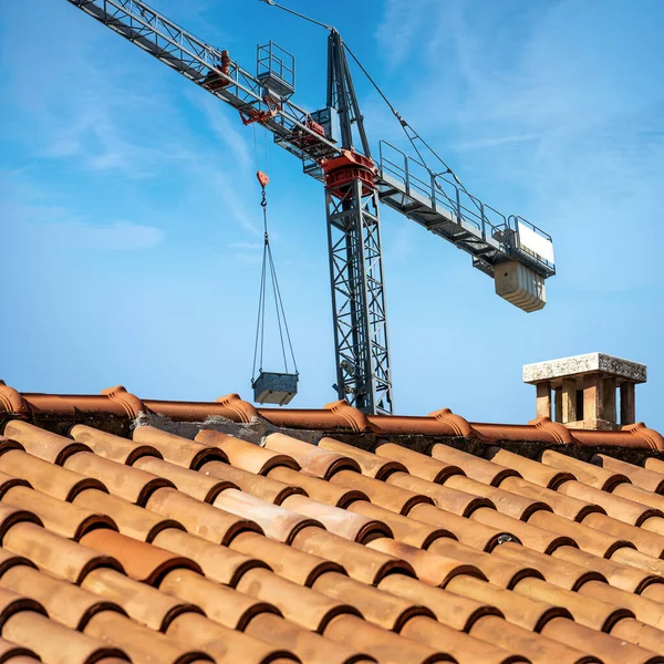 Gray Red Crane Closeup Roof Terracotta Tiles Coppo Italian Language — Stock Photo, Image