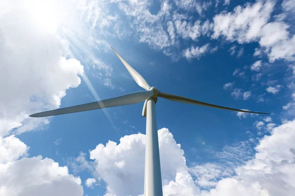 Turbina Eólica Branca Contra Céu Azul Com Nuvens Raios Solares — Fotografia de Stock