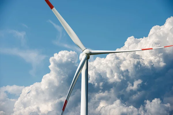 積雲とコピースペースを持つ青い空に対して赤と白の風力タービン 再生可能エネルギーの概念 — ストック写真
