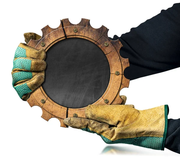 Pracownik Fizyczny Rękawiczkach Roboczych Trzymający Drewniane Koło Zębate Pustą Tablicą — Zdjęcie stockowe