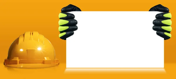 Χειρωνακτικός Εργαζόμενος Γάντια Εργασίας Κρατώντας Ένα Κενό Πανό Πορτοκαλί Φόντο — Φωτογραφία Αρχείου
