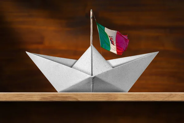 Szekrény Egy Fehér Papírhajó Olasz Zászló Egy Polcon Otthon Egy — Stock Fotó