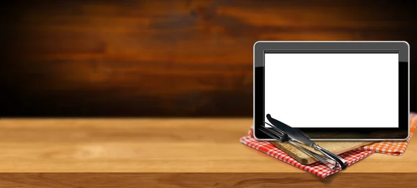 Computador Tablet Digital Branco Balcão Cozinha Madeira Com Uma Tábua — Fotografia de Stock